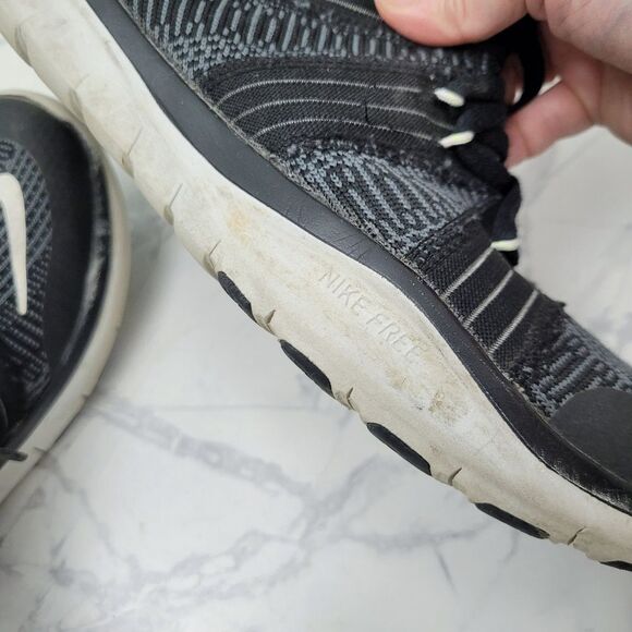 Nike Black & White Sneakers Running Shoes Size: 8.5US - Picture 11 of 12